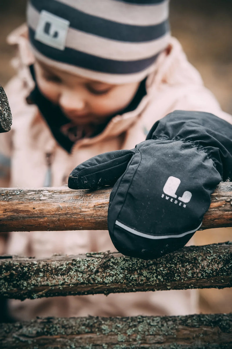 LINGBO SHELL MITTEN - BLACK